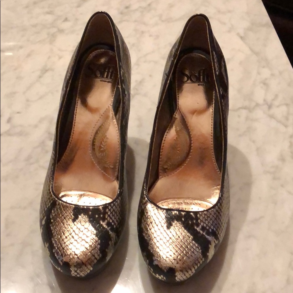 Sofft snakeskin pumps